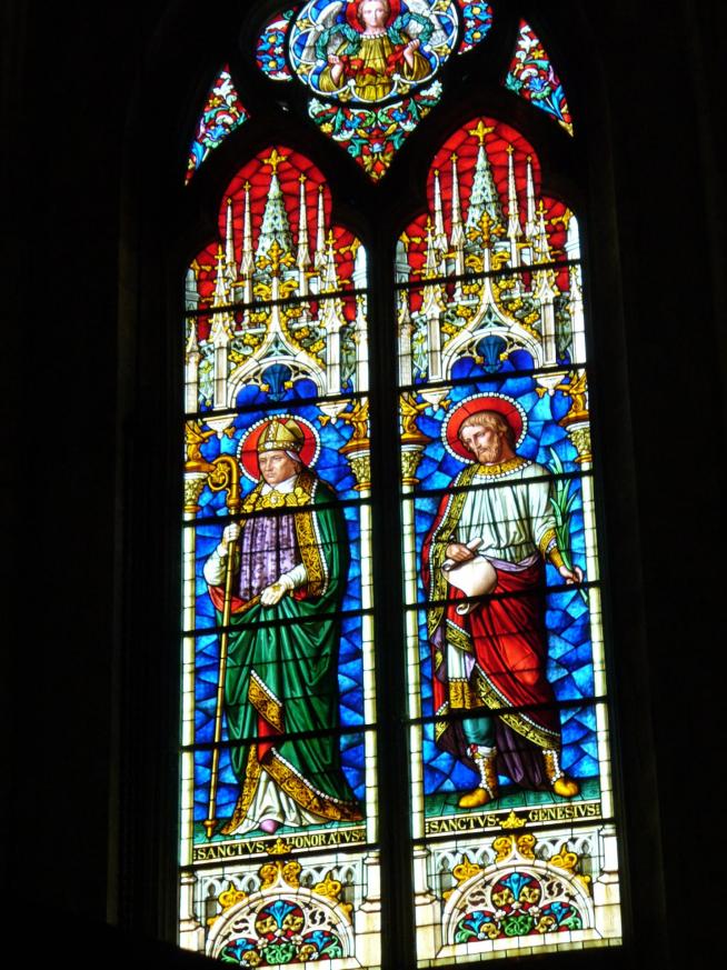 Kathedrale st trophime1078 1152bunte bleiglasfenster benannt nach dem ersten bischof 3 jh n chr vonarles innenraum